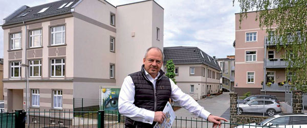 Thomas Smektalla vor den sanierten Wohnhäuser des "Alten Papierwerks" in der Nestmannstraße. © Foto Peter Michaelis (OTZ)